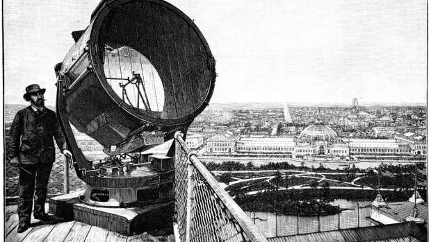 a vintage photo of a large search light at the 1893 Chicago World’s Fair