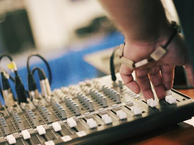 hand on mixer